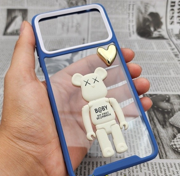 قاب گوشی شیائومی Xiaomi Poco M4 Pro 4G مدل متال کیس طرح KAWS ربات، با پشت طلق شفاف، دور سیلیکونی و دارای هولدر